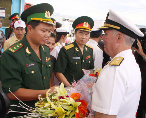 美軍艦抵達(dá)越南峴港開始聯(lián)合軍事演練