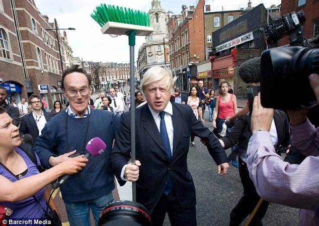 英首相擬強(qiáng)硬對(duì)待騷亂者 副首相倫敦市長上街遭圍攻
