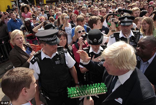 英首相擬強(qiáng)硬對(duì)待騷亂者 副首相倫敦市長上街遭圍攻