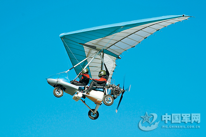 我軍12架輕型動(dòng)力飛行器突擊300公里創(chuàng)5項(xiàng)紀(jì)錄（圖）
