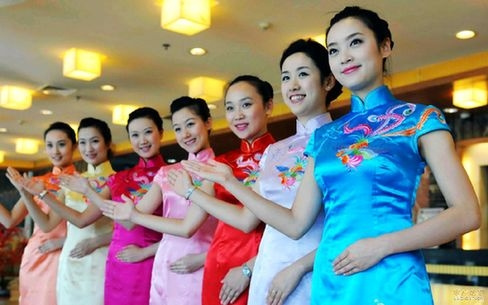 當各地空姐遇到旗袍 誰最美？
