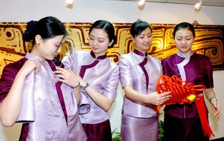 當(dāng)各地空姐遇到旗袍 誰(shuí)最美？