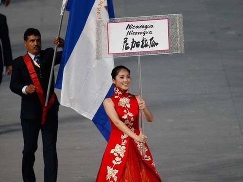 當各地空姐遇到旗袍 誰最美？
