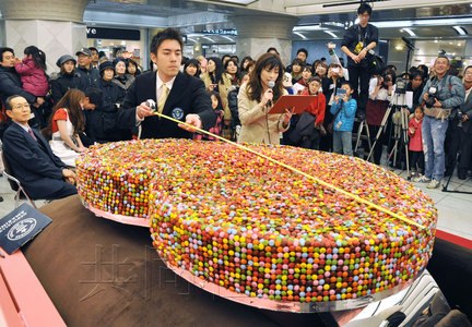 日本制造267公斤情人節(jié)巧克力破世界紀(jì)錄