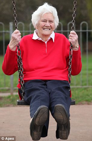 英閏年生百歲老人迎來第25個生日 生活規(guī)律健康樂觀