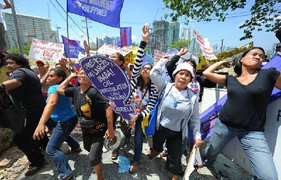 菲律賓婦女扔雞蛋抗議油價(jià)不斷上漲