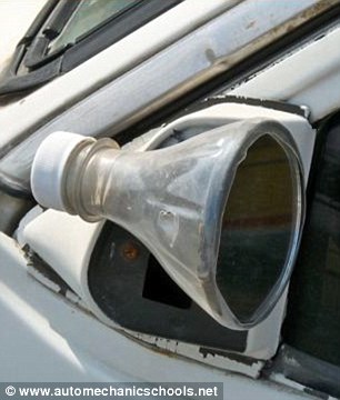 水管當保險杠、插銷鎖車門 令人捧腹的汽車DIY改裝