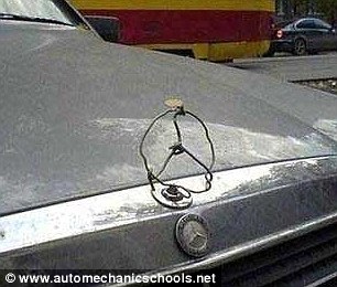 水管當(dāng)保險杠、插銷鎖車門 令人捧腹的汽車DIY改裝