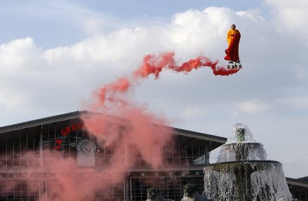 中國藝術(shù)家巴黎變身得道高僧 腳踩紅煙上演“懸空”秀