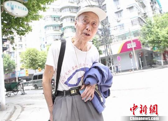 南京有個(gè)“高考狂” 83歲高齡第12次上考場