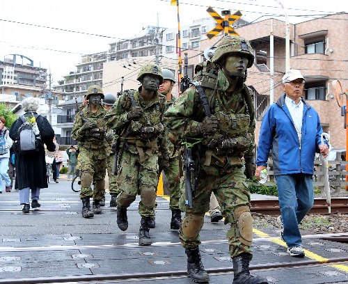 日本自衛(wèi)隊員持槍械現(xiàn)身東京街頭引發(fā)抗議