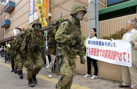 日本自衛(wèi)隊員持槍械現(xiàn)身東京街頭引發(fā)抗議