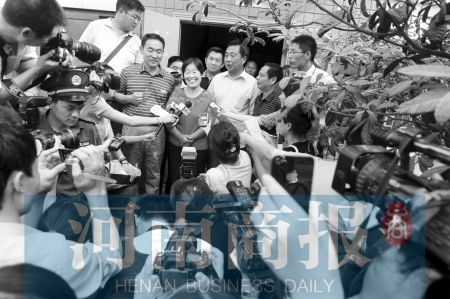 女航天員成關(guān)注焦點 30多家媒體采訪劉洋父母