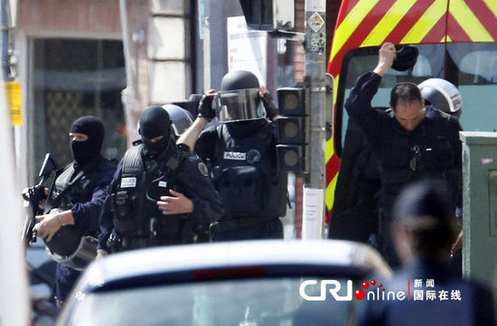 圖：法國警方逮捕在銀行劫持4名人質(zhì)男子