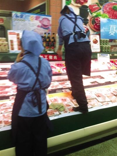 網(wǎng)曝華堂員工腳踩生肉柜臺