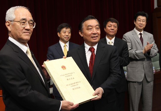 國新辦主任王晨為日本創(chuàng)價(jià)大學(xué)中國圖書館揭牌