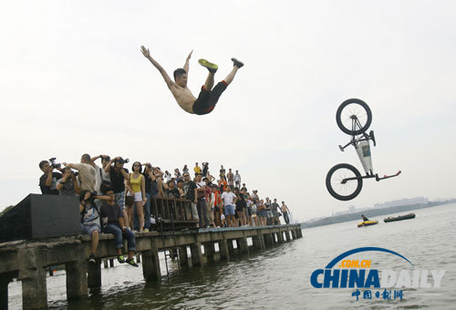 武漢極限運(yùn)動愛好者“跳湖”度夏
