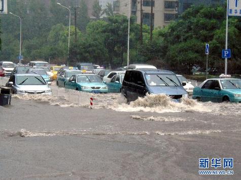 南方遭暴雨襲擊 城區(qū)可“看海”