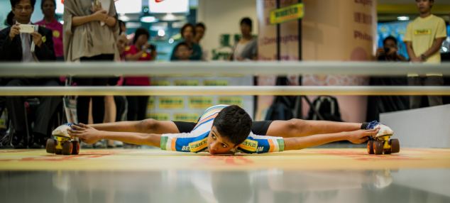印度11歲滑旱冰高手貼地滑過(guò)17厘米高長(zhǎng)桿創(chuàng)紀(jì)錄