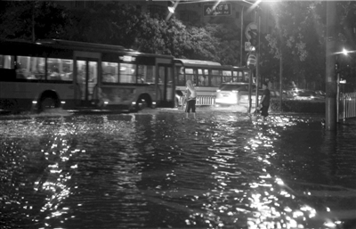 北京昨晚再降暴雨 廣渠門橋連夜加裝監(jiān)控探頭