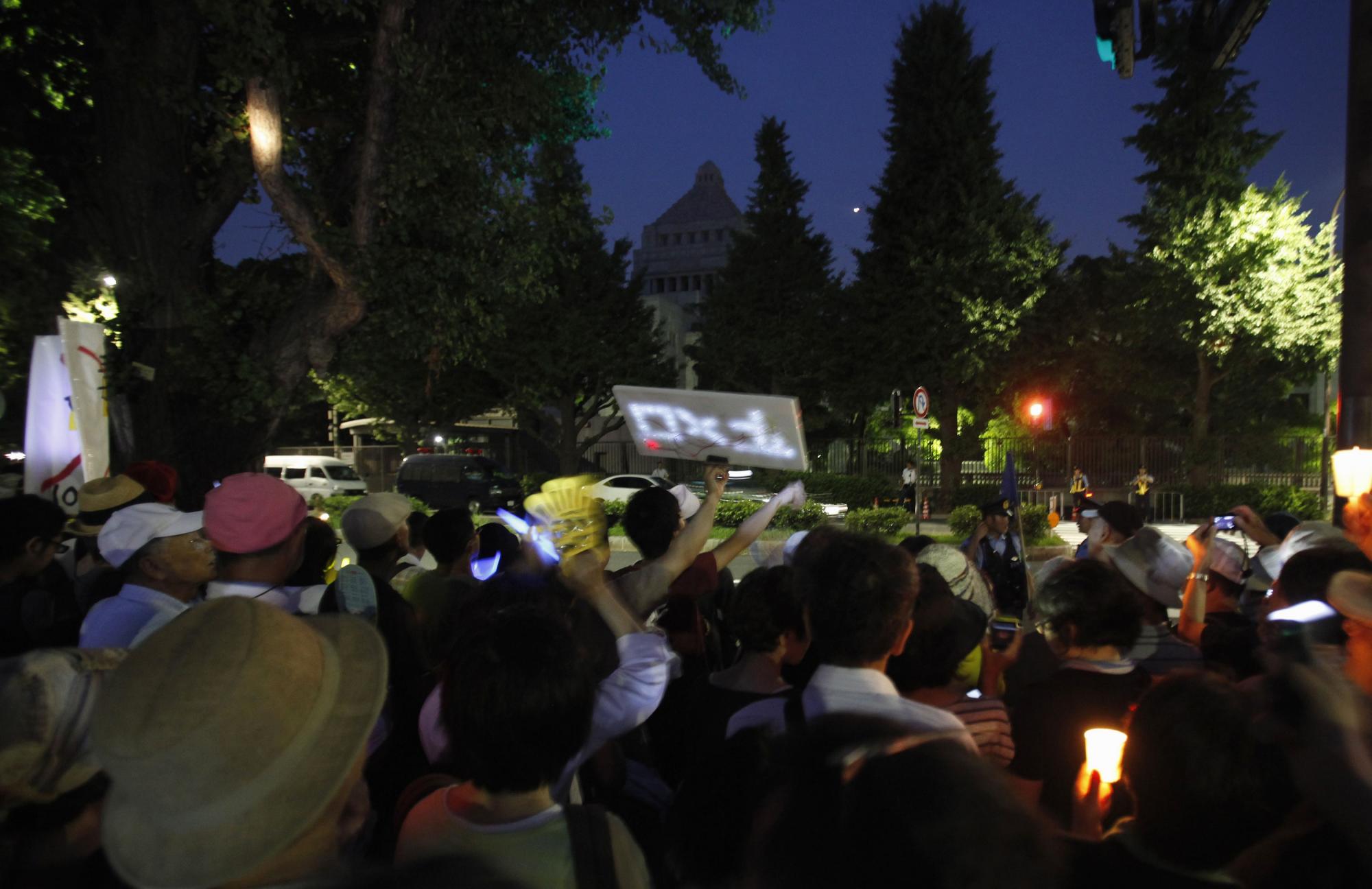 東京上演萬人燭光反核游行 內(nèi)閣犯難綠黨誕生