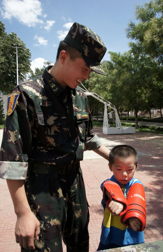“童謠中國(guó) 歡歌八一”主題教育活動(dòng)走進(jìn)軍營(yíng)