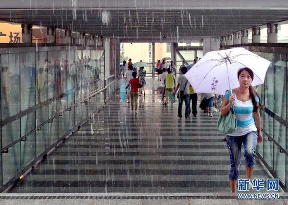 臺(tái)風(fēng)暴雨逼停京哈線70趟列車 沖鋒舟進(jìn)車站