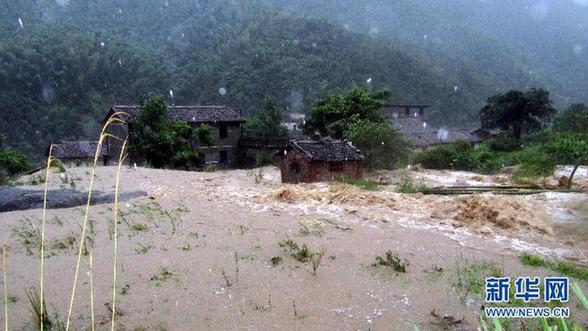 臺風(fēng)暴雨逼停京哈線70趟列車 沖鋒舟進(jìn)車站