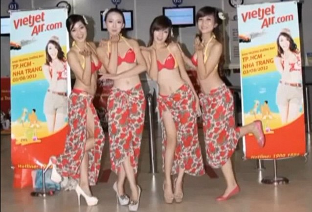 越南航班提供美艷比基尼表演 乘客叫好當局罰款