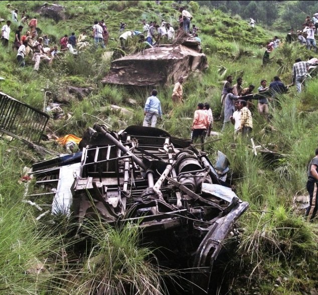 印度北部客車(chē)嚴(yán)重超載釀慘禍 至少52人死亡46人受傷