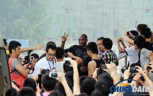 NBA巨星科比抵達(dá)武漢 與球迷零距離接觸