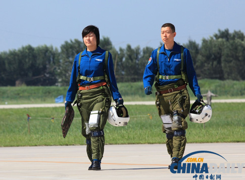 空軍女飛行員順利完成殲－10戰(zhàn)機首次單飛