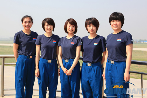 空軍女飛行員順利完成殲-10戰(zhàn)機首次單飛