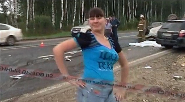 俄醉酒女子車禍遇難者尸體旁歡樂起舞 網(wǎng)友憤怒指其無恥