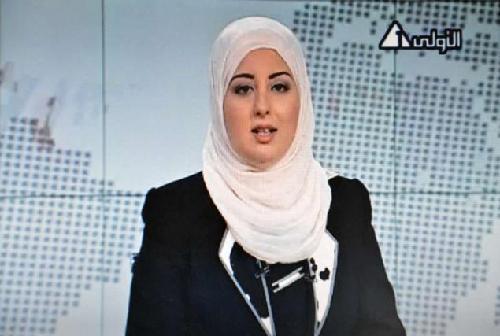 Anchorwoman Fatma Nabil wears an Islamic headscarf or hijab while reading the news on Channel 1 in Cairo. The veiled anchorwoman read the news on Egypt's state television for the first time, reflecting a shift in official media since the overthrow of Hosni Mubarak and the subsequent rise of Islamists. 圖:埃及國家電視臺首位戴面紗女主播上鏡
