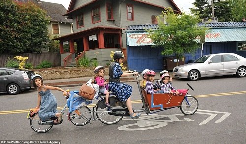 美國媽媽巧改自行車 同時送6個子女上學(xué)(圖)
