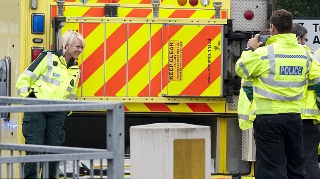 英救護車執(zhí)行任務途中被撞翻 醫(yī)護人員嬉戲留影遭詬病