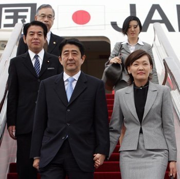安倍夫人開(kāi)酒吧被批有失尊嚴(yán) 傳與丈夫存分歧引猜測(cè)