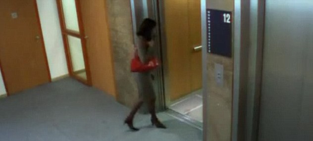 顯示器廣告進(jìn)電梯 逼真特效制造“驚魂一刻”