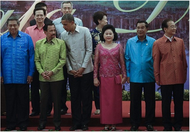 對(duì)奧巴馬不敬？美媒稱(chēng)柬埔寨首相夫人行禮“留一手”