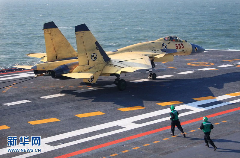 高清：我航空母艦順利進行殲—15飛機起降飛行訓(xùn)練