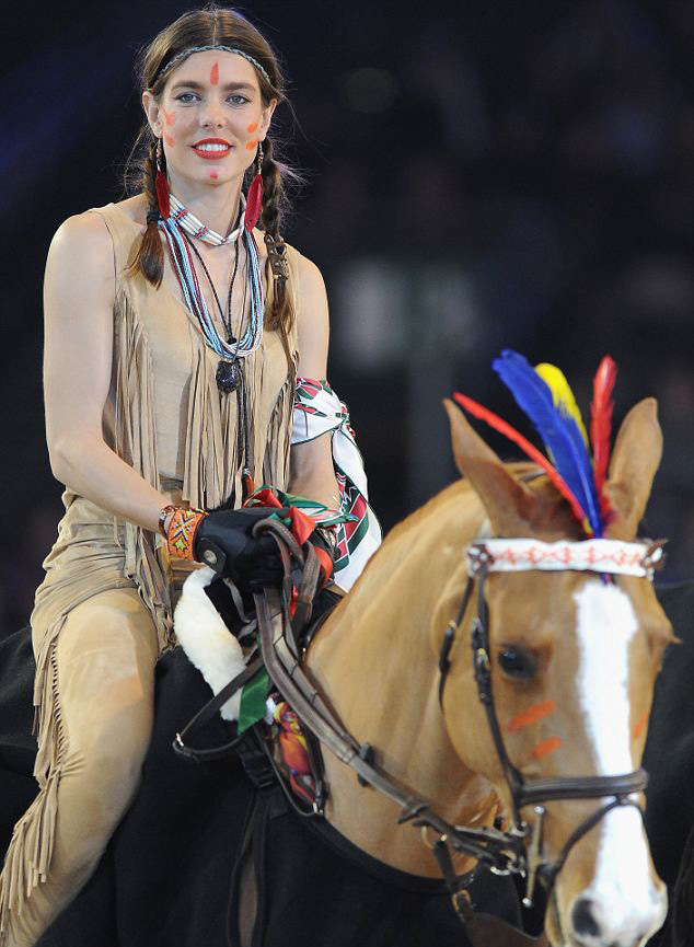 摩納哥公主扮印第安人參加馬術(shù)比賽 被指種族主義者