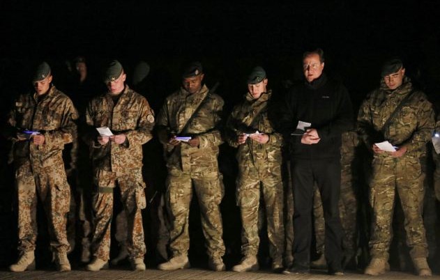 火雞、美食、桌球賽 卡梅倫突訪英駐阿基地與士兵共迎圣誕節(jié)