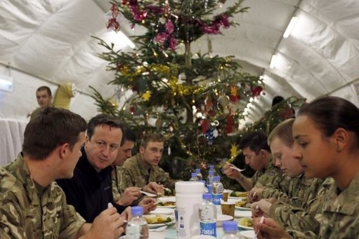 火雞、美食、桌球賽 卡梅倫突訪英駐阿基地與士兵共迎圣誕節(jié)