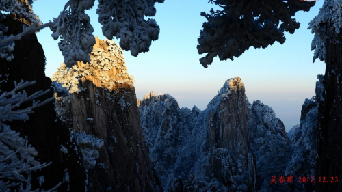 黃山現(xiàn)霧凇奇觀 “千樹(shù)萬(wàn)樹(shù)梨花開(kāi)”若琉璃世界