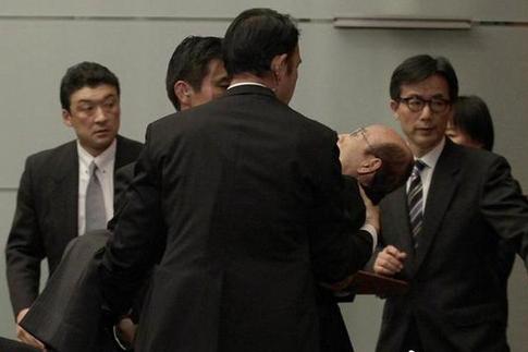 日本新任內閣官房副長官在首相記者會上暈倒