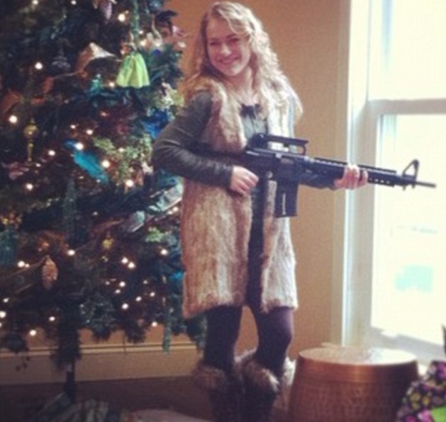 AR-15步槍在美熱銷(xiāo) 網(wǎng)民掀起持槍擺拍風(fēng)