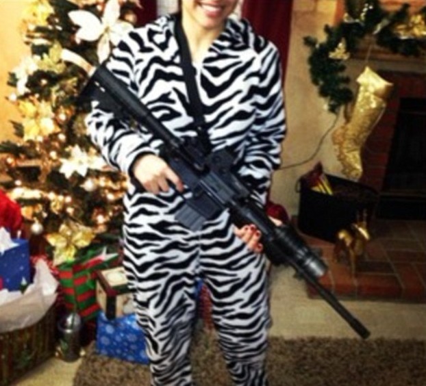 AR-15步槍在美熱銷(xiāo) 網(wǎng)民掀起持槍擺拍風(fēng)