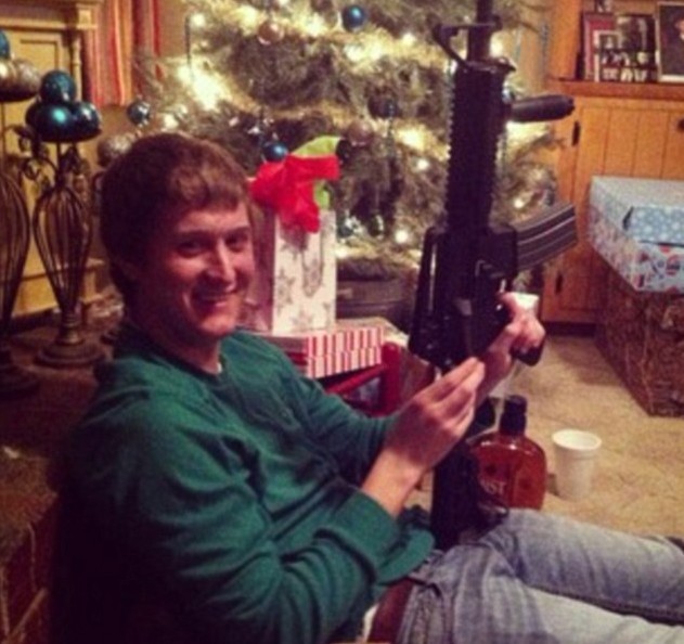 AR-15步槍在美熱銷(xiāo) 網(wǎng)民掀起持槍擺拍風(fēng)