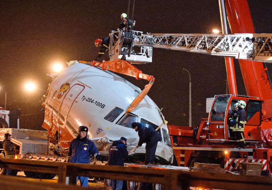 俄客機(jī)降落時(shí)沖出跑道斷裂至少4人死亡 或駕駛員失誤所致